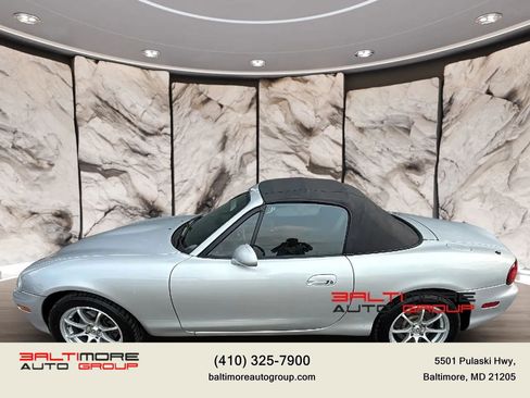 Used 2004 MAZDA MX-5 Miata w/ Cloth Azure Blue Pkg RWD image 7