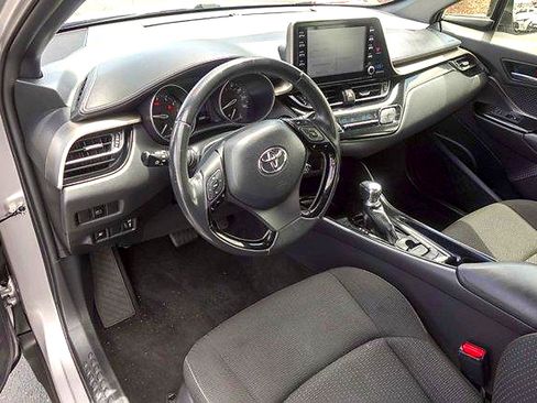 Used 2019 Toyota C-HR XLE FWD image 9