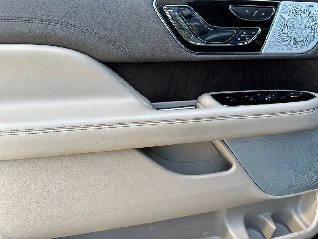 Certified 2024 Lincoln Navigator Reserve AWD/4WD image 10