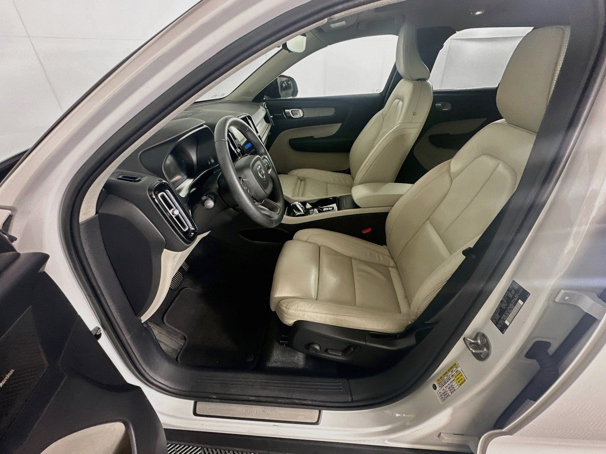 Used 2023 Volvo XC40 B4 Ultimate FWD image 13
