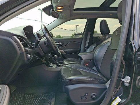 Certified 2019 Jeep Cherokee Latitude Plus w/ Comfort/Convenience Group AWD/4WD image 13