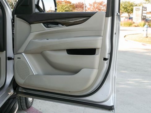 Used 2020 Cadillac Escalade ESV Luxury image 39