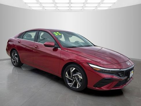 Used 2025 Hyundai Elantra SEL FWD image 2