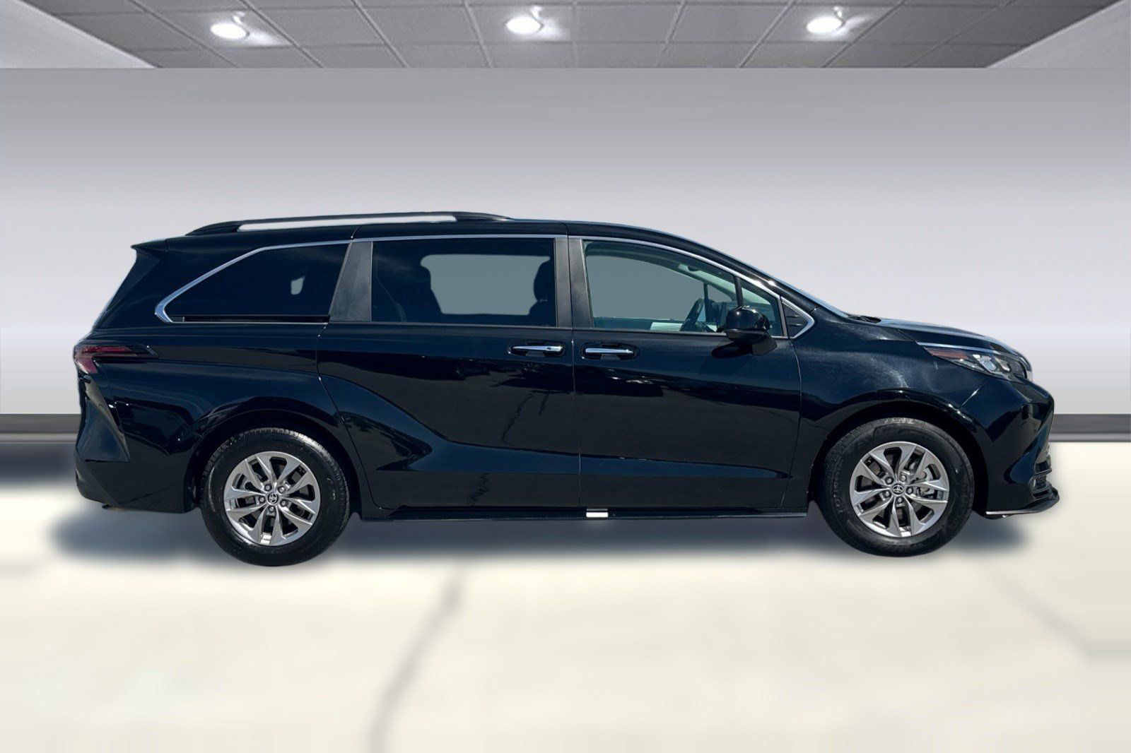 Used 2026 Toyota Sienna XLE FWD image 8