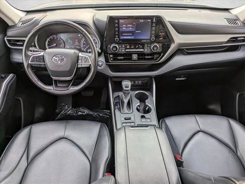 Used 2022 Toyota Highlander XLE AWD/4WD image 17