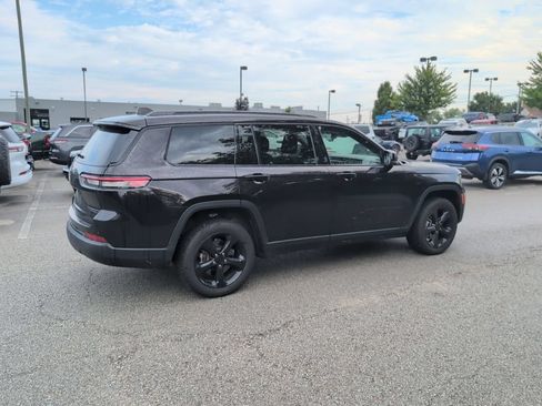 Used 2023 Jeep Grand Cherokee L Limited w/ Black Appearance Package AWD/4WD image 5