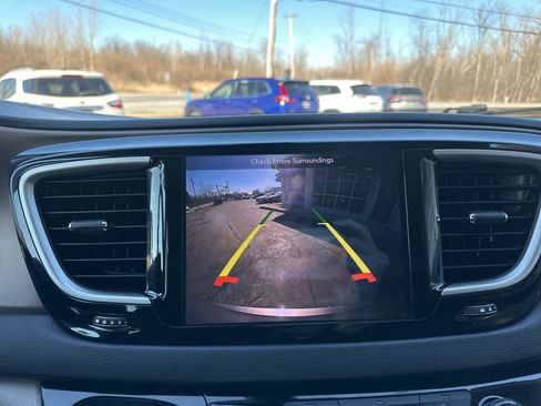 Used 2018 Chrysler Pacifica Touring-L image 20