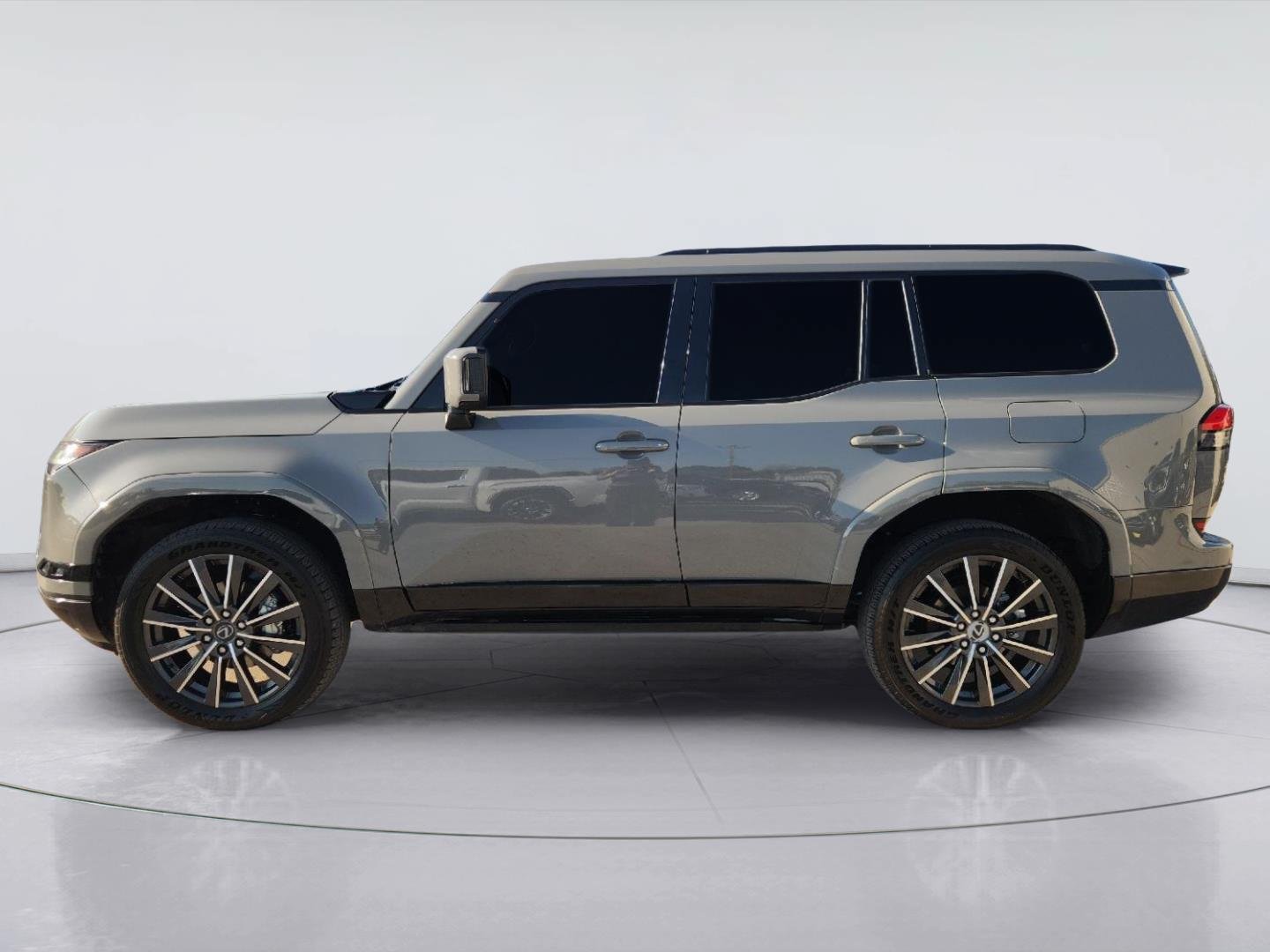 Used 2025 Lexus GX 550 w/ Accessory Package (2T) AWD/4WD image 4