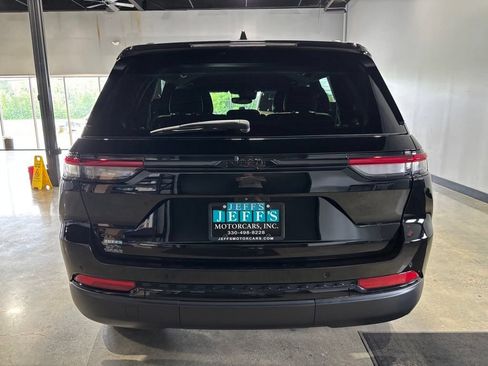 Used 2023 Jeep Grand Cherokee Altitude AWD/4WD image 6