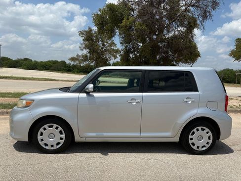 Used 2013 Scion xB FWD image 2