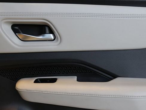 Used 2023 Nissan Ariya AWD image 32