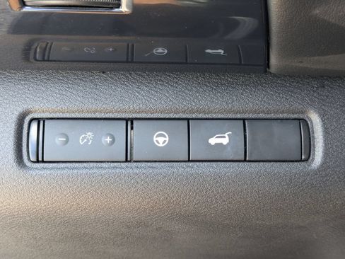 Used 2025 Nissan Pathfinder SV AWD/4WD image 32