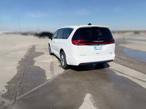 New 2026 Chrysler Pacifica Limited image 9