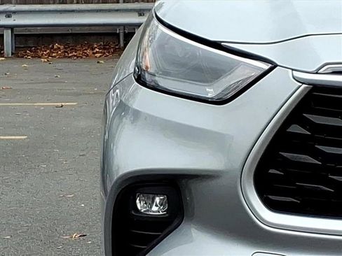 Used 2022 Toyota Highlander XLE image 3