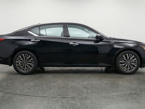 Used 2025 Nissan Altima 2.5 SV image 11