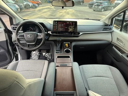 Used 2021 Toyota Sienna LE AWD/4WD image 26