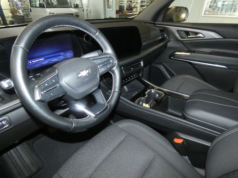 Used 2025 Chevrolet Traverse LT image 8