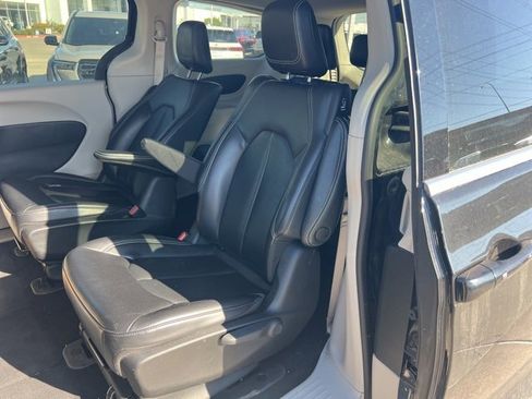 Used 2023 Chrysler Pacifica Touring-L image 6