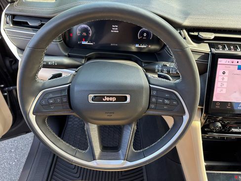 Used 2023 Jeep Grand Cherokee Limited w/ Black Appearance Package RWD image 18