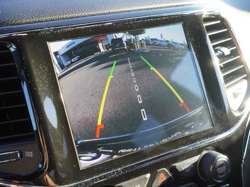 Used 2022 Jeep Grand Cherokee Limited image 16