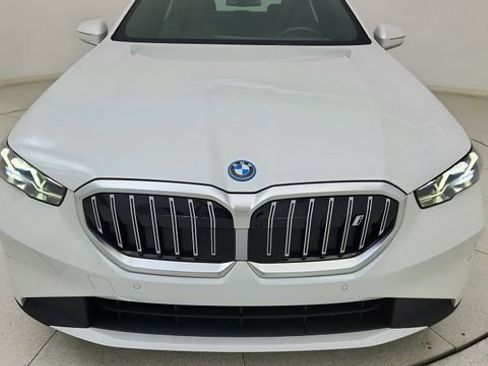 Used 2025 BMW i5 xDrive40 w/ Premium Package AWD/4WD image 9