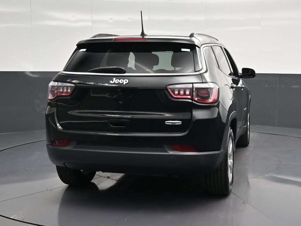 Used 2019 Jeep Compass Latitude FWD image 2