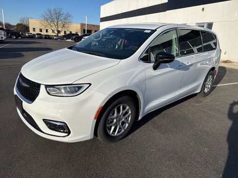 Used 2024 Chrysler Pacifica Touring-L FWD image 7