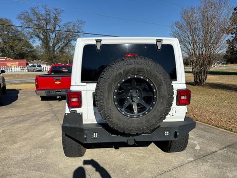 Used 2018 Jeep Wrangler Unlimited Sahara image 3