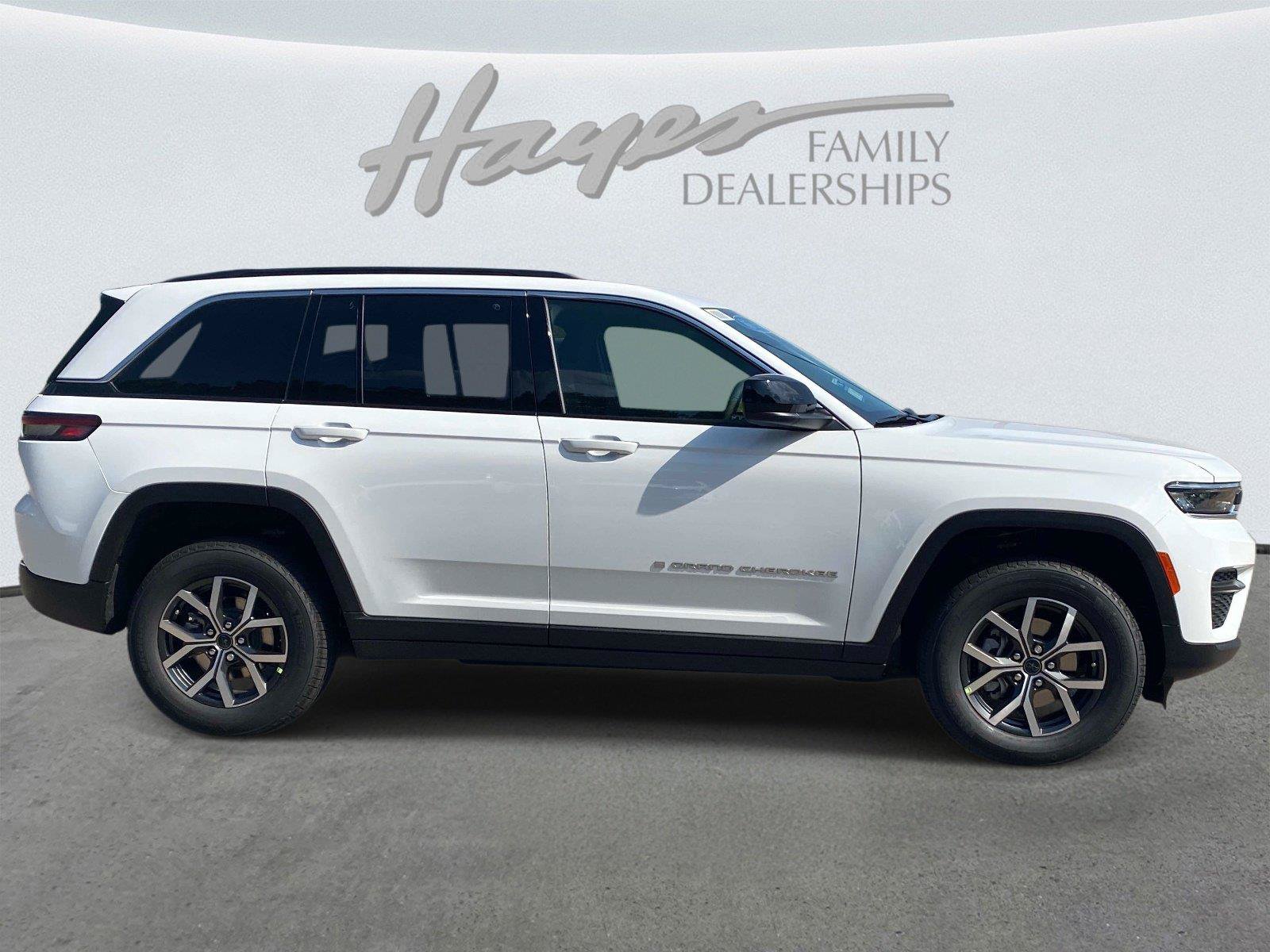 New 2027 Jeep Grand Cherokee Laredo X RWD image 3