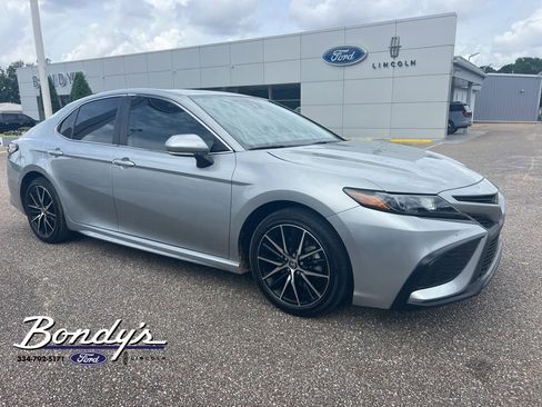 Used 2024 Toyota Camry SE FWD image 3