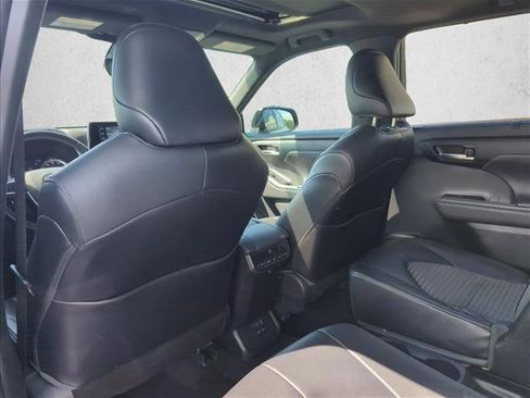 Used 2022 Toyota Highlander XSE FWD image 19
