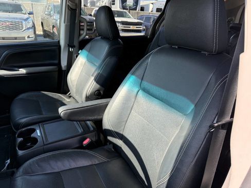 Used 2017 Toyota Sienna SE Premium image 16