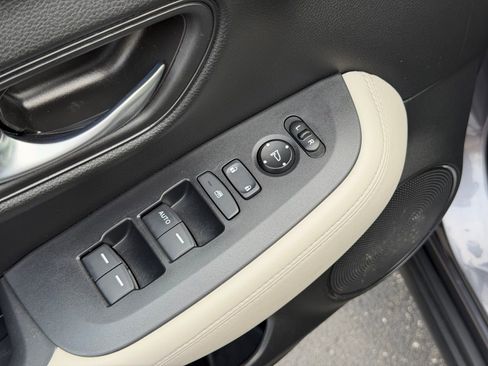 Used 2023 Honda HR-V LX image 12