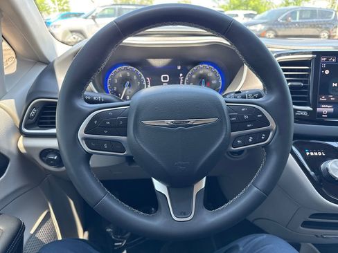 Used 2023 Chrysler Pacifica Touring-L FWD image 14