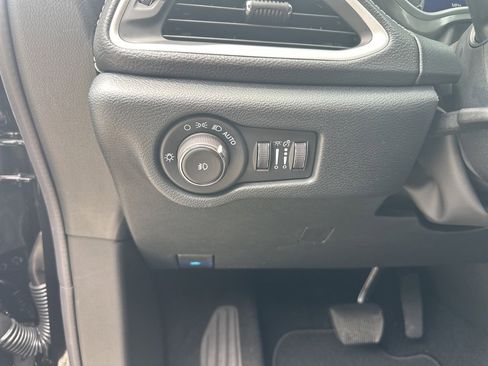 New 2025 Chrysler Pacifica Select w/ Uconnect Theater Family Group image 66