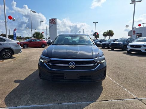 Used 2024 Volkswagen Jetta SE FWD image 2