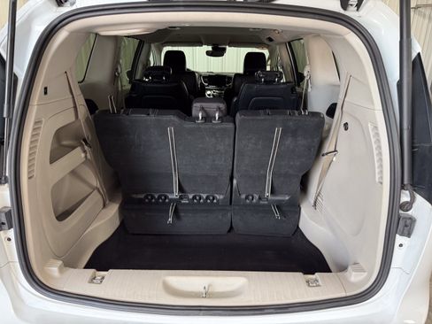 Used 2022 Chrysler Pacifica Touring-L FWD image 5