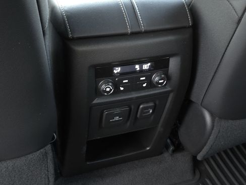 Used 2023 Chevrolet Traverse Premier image 32