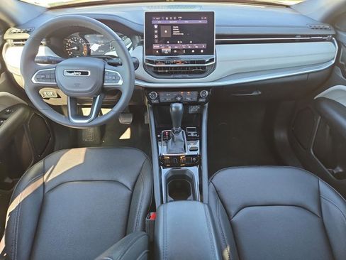 Used 2025 Jeep Compass Limited image 18