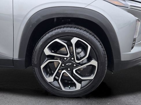 Used 2025 Chevrolet Trax RS w/ Driver Confidence Package FWD image 4