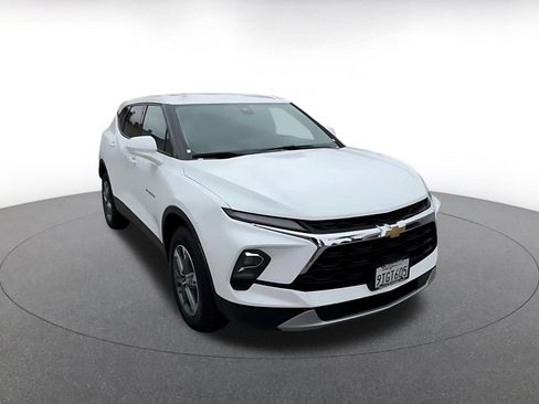 Used 2025 Chevrolet Blazer LT FWD image 3