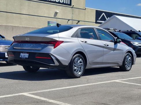 Used 2025 Hyundai Elantra Hybrid FWD image 4