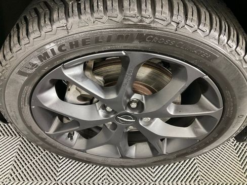 Used 2021 Chrysler Pacifica Limited w/ Uconnect Theater Family Group image 9