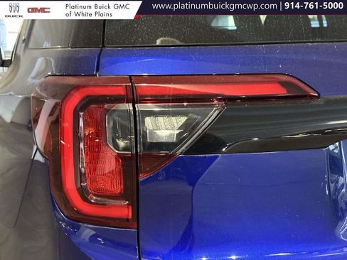 Used 2023 GMC Acadia SLT w/ Elevation Edition image 18