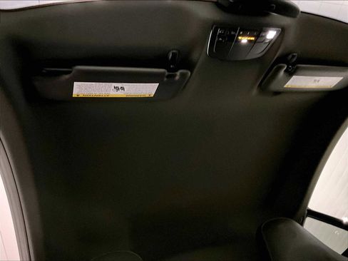 Used 2025 Porsche 718 Cayman w/ Premium Package image 25