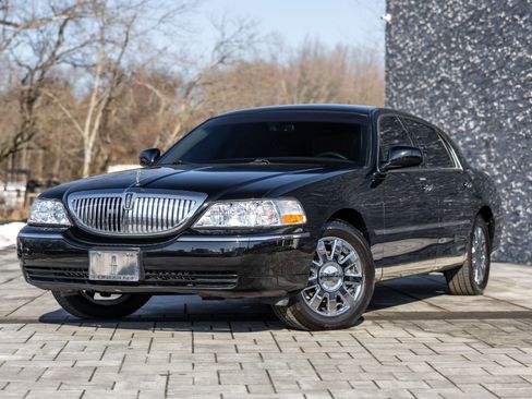 Used 2009 Lincoln Town Car Signature Limited image 1