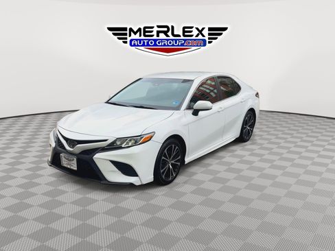 Used 2018 Toyota Camry SE FWD image 4