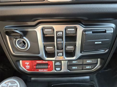 New 2025 Jeep Gladiator Rubicon image 17