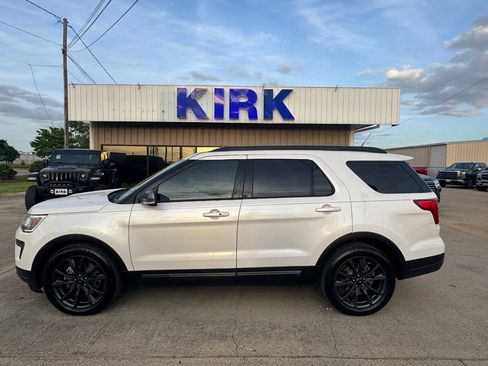 Used 2018 Ford Explorer XLT w/ Equipment Group 202A image 2