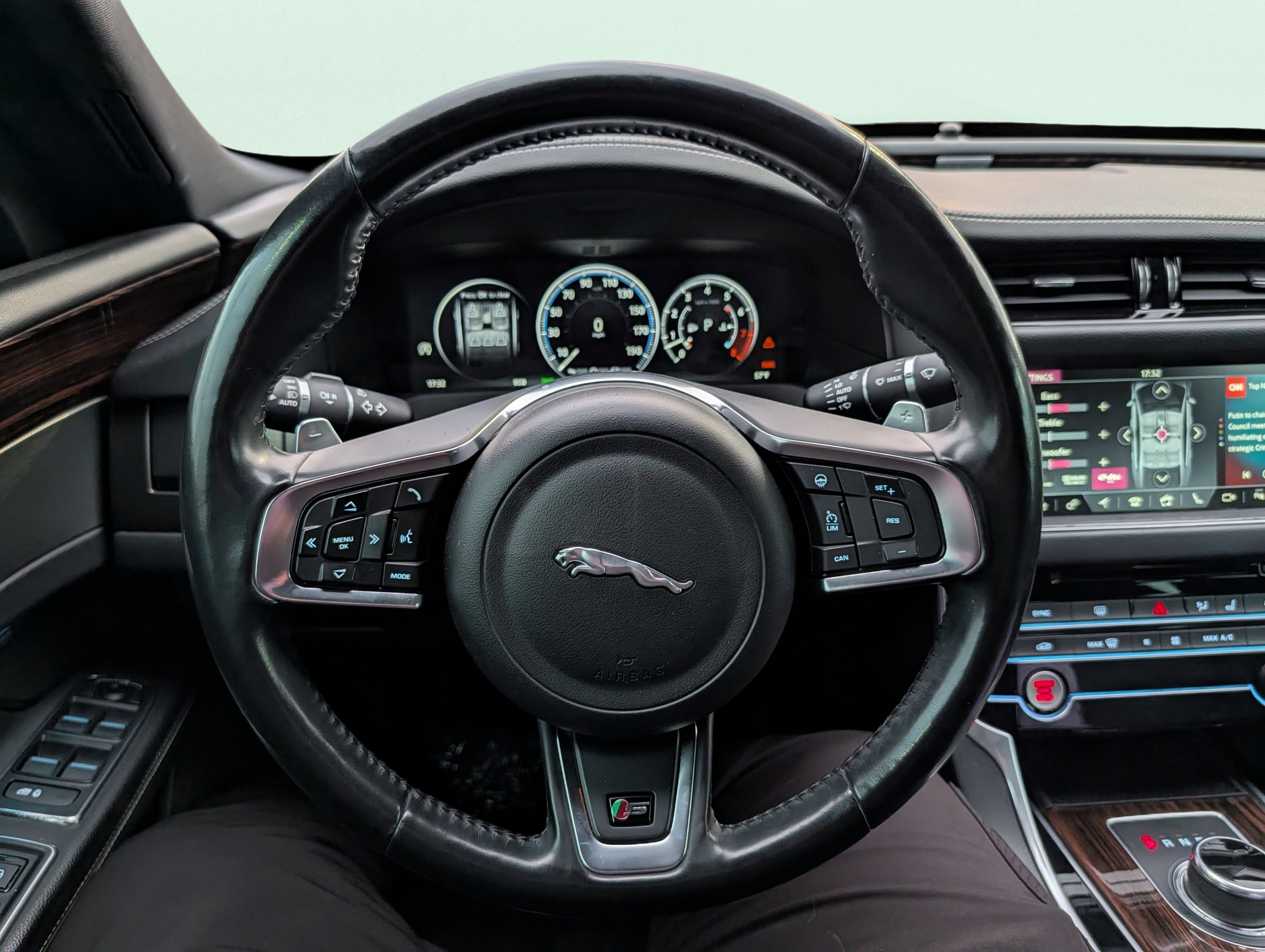 Used 2018 Jaguar XF S RWD image 40